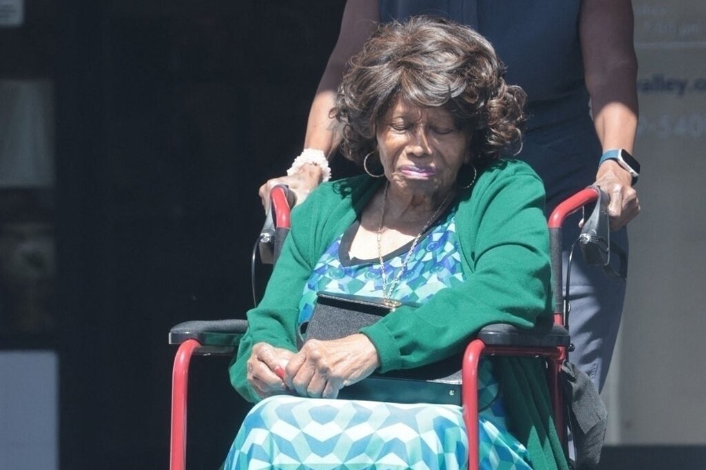 À 95 ans, la mère de Michael Jackson fait une rare apparition en fauteuil roulant À 95 ans, la mère de Michael Jackson fait une rare apparition en fauteuil roulant