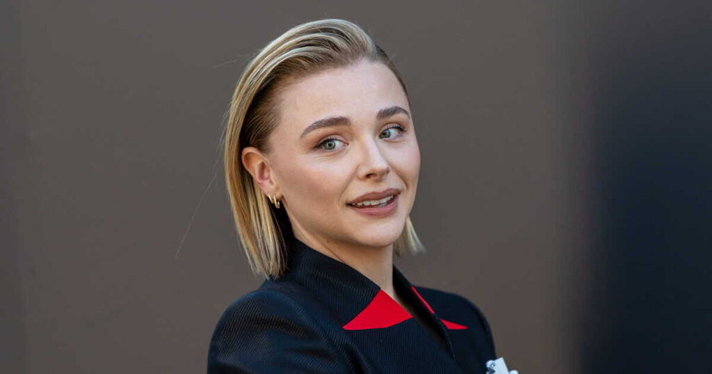 Chloë Grace Moretz partage des photos de son mariage en robe bleue avec Kate Harrison Chloë Grace Moretz partage des photos de son mariage en robe bleue avec Kate Harrison