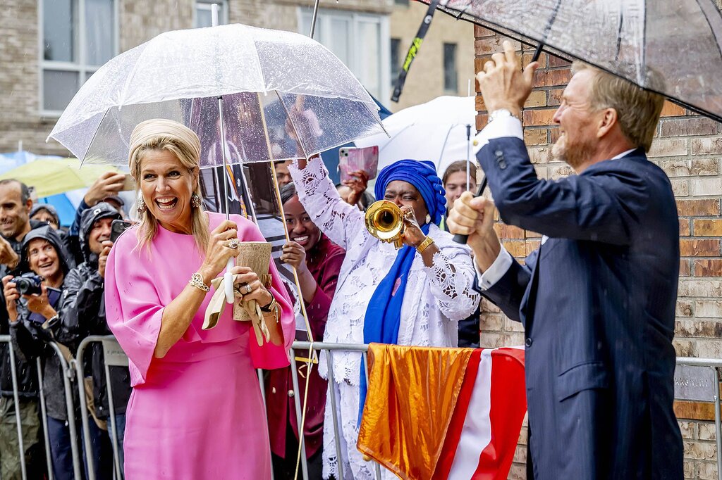 Sous la pluie, Maxima des Pays-Bas, en robe rose, évoque Mary Poppins pour les étudiants