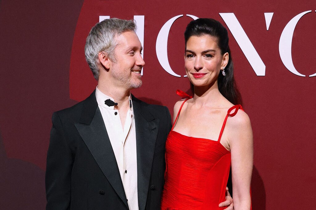 Anne Hathaway, avec son époux, incarne le charme irrésistible d’une robe rouge Anne Hathaway, avec son époux, incarne le charme irrésistible d’une robe rouge