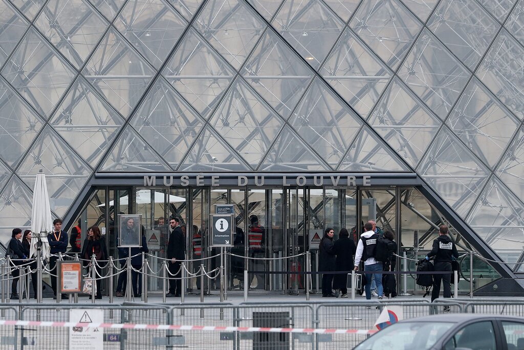Le Louvre a été cambriolé, des trésors de la Couronne française ont été dérobés