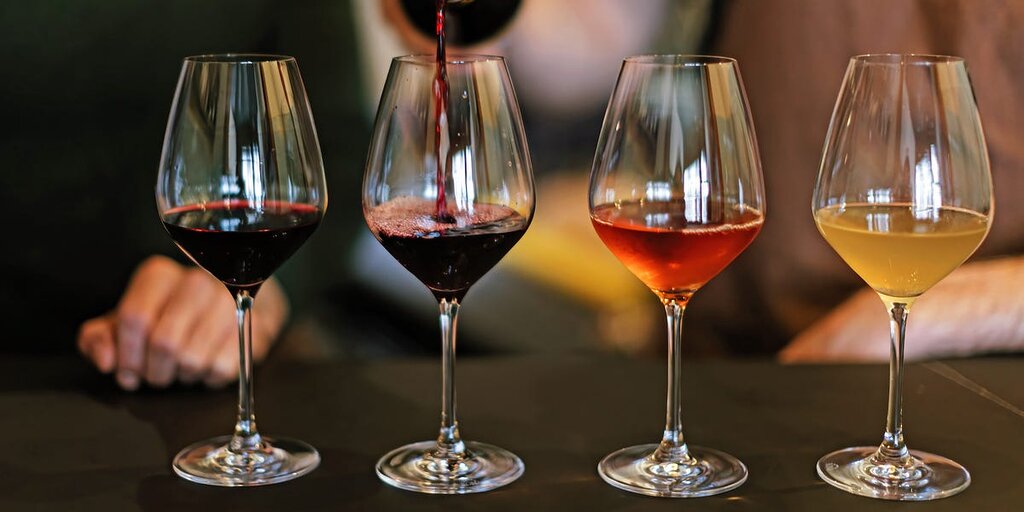 Les quatre erreurs à éviter en commandant du vin au restaurant, d’après un sommelier