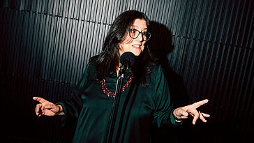À 68 ans, je commence une carrière de comédien de stand-up et passe ma retraite à divertir dans des bars sombres
