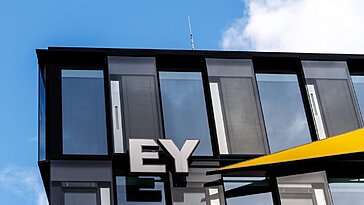 EY, géant du Big Four, investit massivement dans l’IA et en récolte les bénéfices
