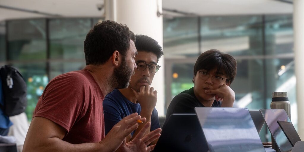 Participation à un hackathon de 24 heures à Singapour, où des codeurs ambitieux visent de grands prix Participation à un hackathon de 24 heures à Singapour, où des codeurs ambitieux visent de grands prix