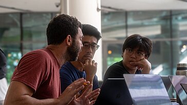 Participation à un hackathon de 24 heures à Singapour, où des codeurs ambitieux visent de grands prix