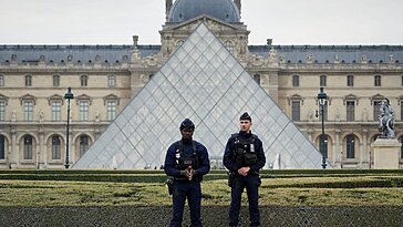 Le Musée du Louvre à Paris ferme après un vol de bijoux survenu ce matin
