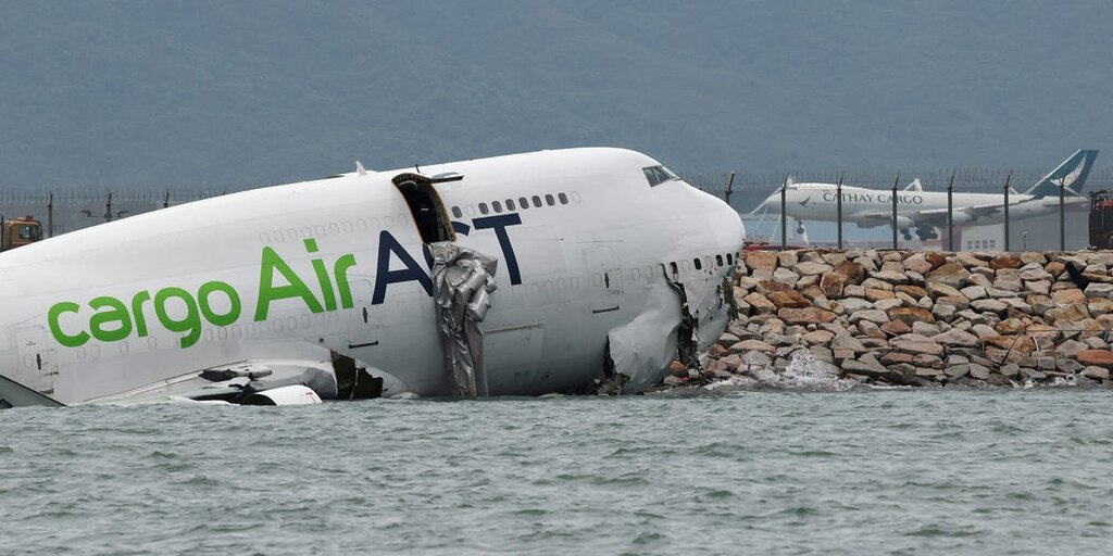 Deux personnes sont décédées après qu’un avion cargo a glissé sur la piste et fini dans la mer à Hong Kong Deux personnes sont décédées après qu’un avion cargo a glissé sur la piste et fini dans la mer à Hong Kong
