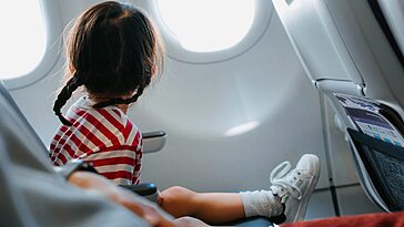 Ma fille est tombée malade en vol, et je ne savais pas quoi faire. Heureusement, une hôtesse a aidé
