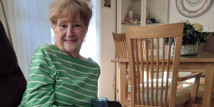 Ma grand-tante de 93 ans reste épanouie. Son secret de jeunesse ? Regarder le football chaque dimanche Ma grand-tante de 93 ans reste épanouie. Son secret de jeunesse ? Regarder le football chaque dimanche