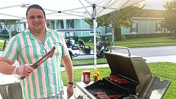 Pour Halloween, ma famille offre des bonbons et hot dogs. Mon mari prévoit d’en griller 200 pour les enfants
