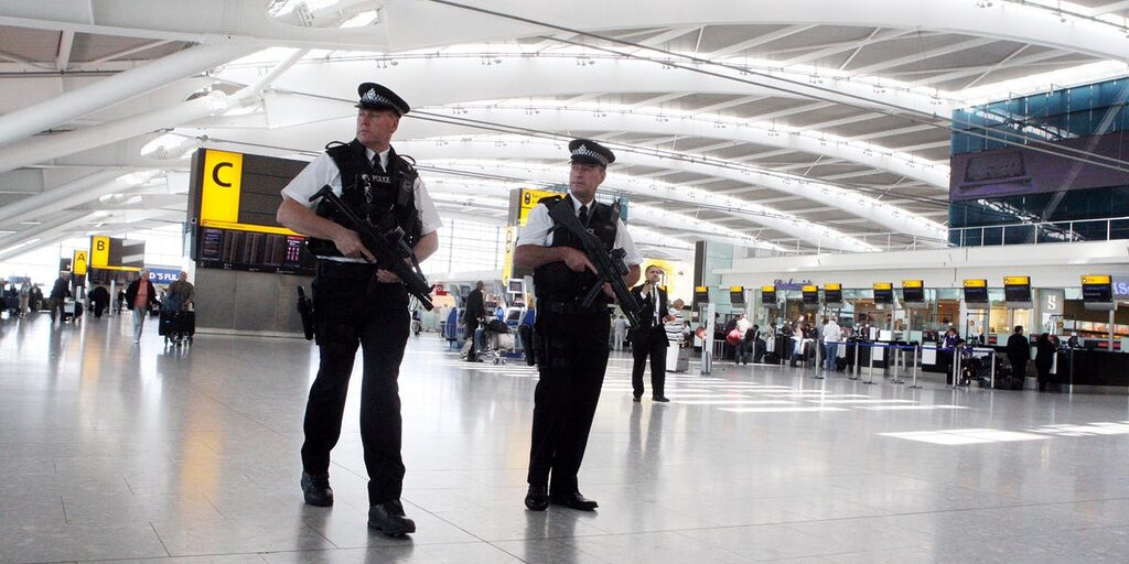 Chaque année, les compagnies aériennes gèrent des milliers de passagers perturbateurs et dangereux Chaque année, les compagnies aériennes gèrent des milliers de passagers perturbateurs et dangereux