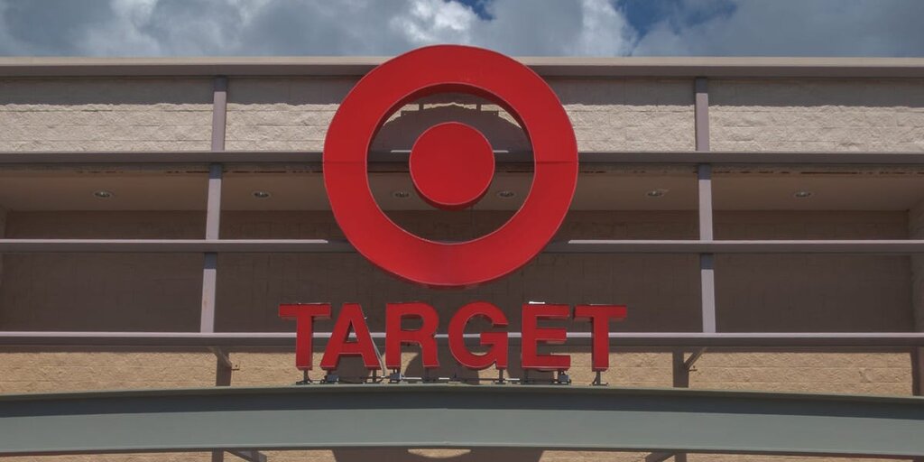 Target prévoit de licencier 1 000 employés au siège et d’éliminer 800 postes vacants supplémentaires Target prévoit de licencier 1 000 employés au siège et d’éliminer 800 postes vacants supplémentaires
