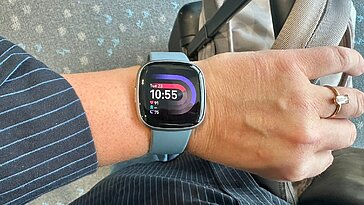 Le Fitbit Versa 4 est un bon tracker, mais d’autres options sont plus intéressantes. Nos conseils