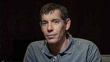 Alex Honnold : jus vert, sommets à escalader et récupération scolaire d’un grimpeur pro
