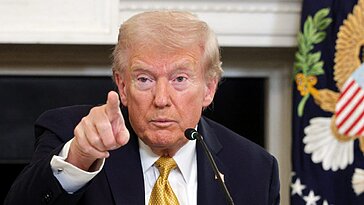 Trump impose une taxe de 10 % au Canada en réaction à sa publicité sur Reagan