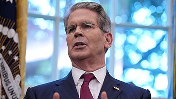 Le secrétaire au Trésor, Scott Bessent, annonce que la menace de tarifs à 100 % sur la Chine est levée