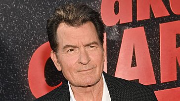 Charlie Sheen affirme que cacher son diagnostic VIH a été plus ardu que vivre avec la maladie