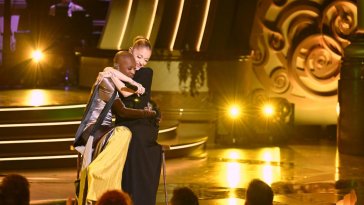 Ariana Grande et Cynthia Erivo s’enlacent dans des photos exclusives de Wicked