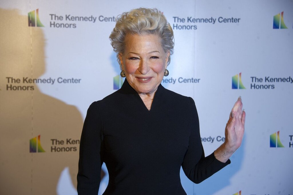 Bette Midler honore Stephen Colbert en parodiant son classique « Beaches » – Découvrez Bette Midler honore Stephen Colbert en parodiant son classique « Beaches » – Découvrez