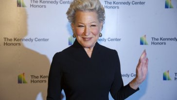 Bette Midler honore Stephen Colbert en parodiant son classique « Beaches » – Découvrez