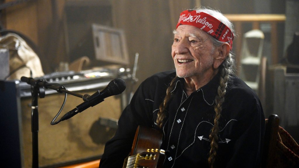 Willie Nelson enflamme l’esprit des fêtes avec sa nouvelle chanson de Noël, Christmas Love Song Willie Nelson enflamme l’esprit des fêtes avec sa nouvelle chanson de Noël, Christmas Love Song