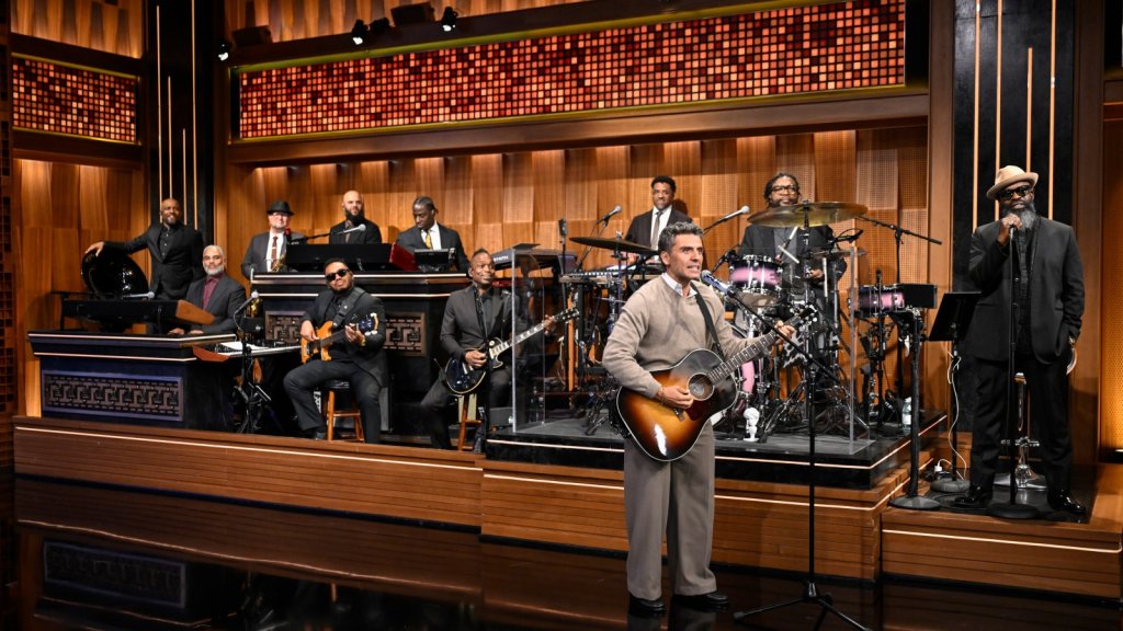 Oscar Isaac joue un morceau de Tears for Fears à la cornemuse chez Fallon