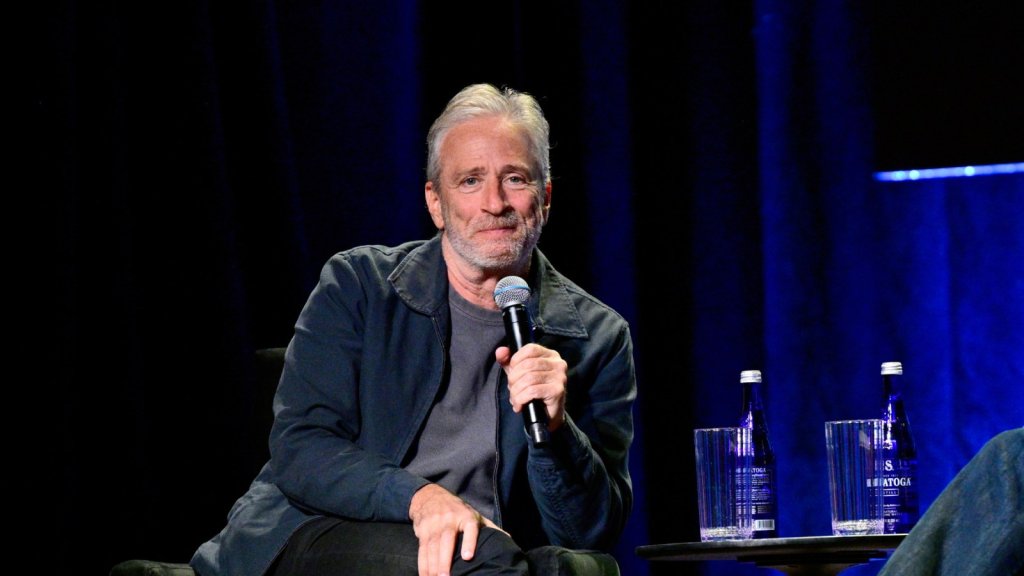 Jon Stewart déclare s’efforcer de rester aux commandes de « The Daily Show »