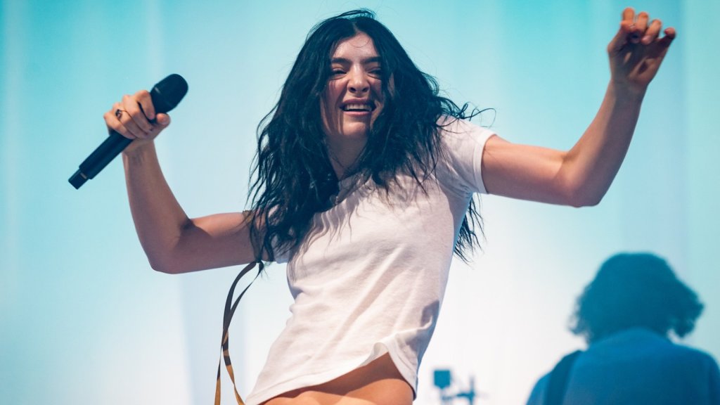 Lorde et Charli XCX chantent « Girl, So Confusing » à Los Angeles : découvrez leur performance