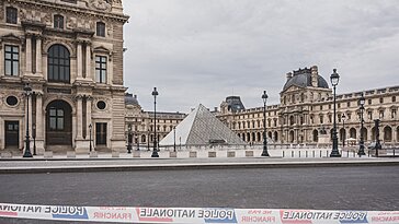 Sarkozy, agitation politique, vol au Louvre : le mois où la France a changé
