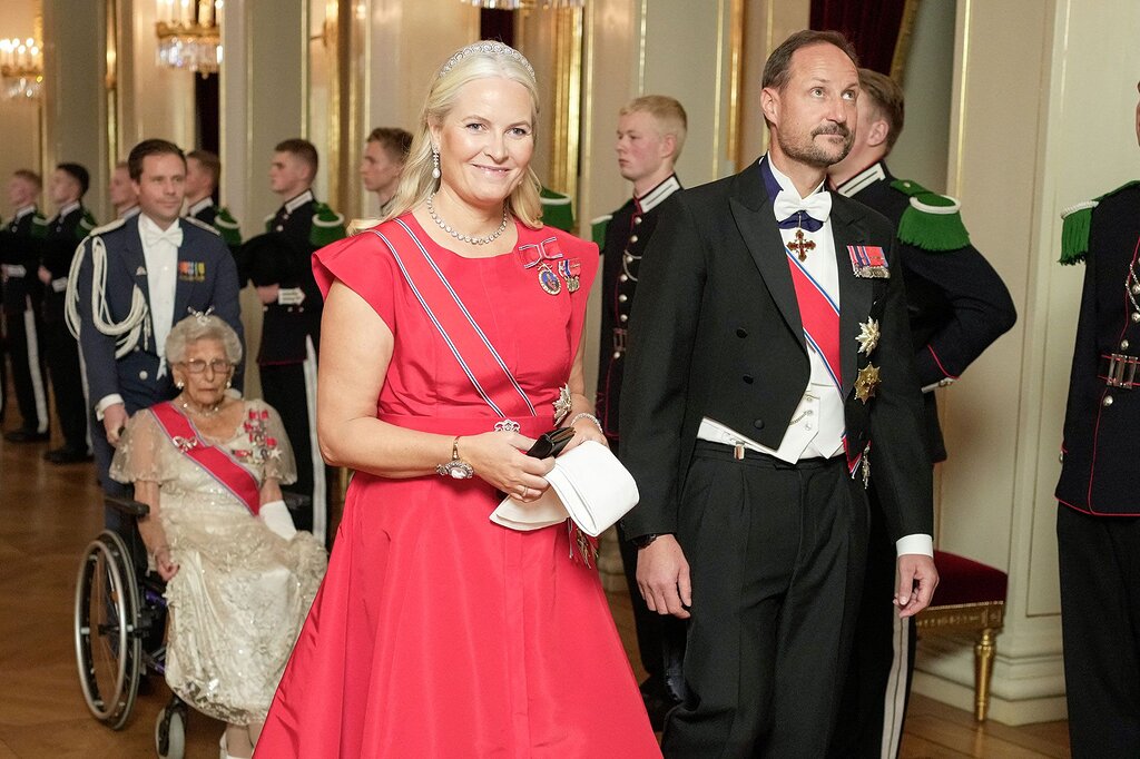 Bien que malade et au cœur du scandale, Mette-Marit de Norvège rayonne au dîner parlementaire