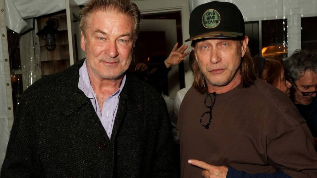 Alec Baldwin et son frère Stephen sont indemnes après l’accident survenu aux Hamptons Alec Baldwin et son frère Stephen sont indemnes après l’accident survenu aux Hamptons