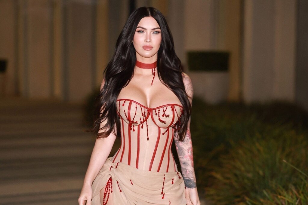 Un an après l’annonce de sa grossesse, Megan Fox revient dans une robe moulante et décolletée Un an après l’annonce de sa grossesse, Megan Fox revient dans une robe moulante et décolletée