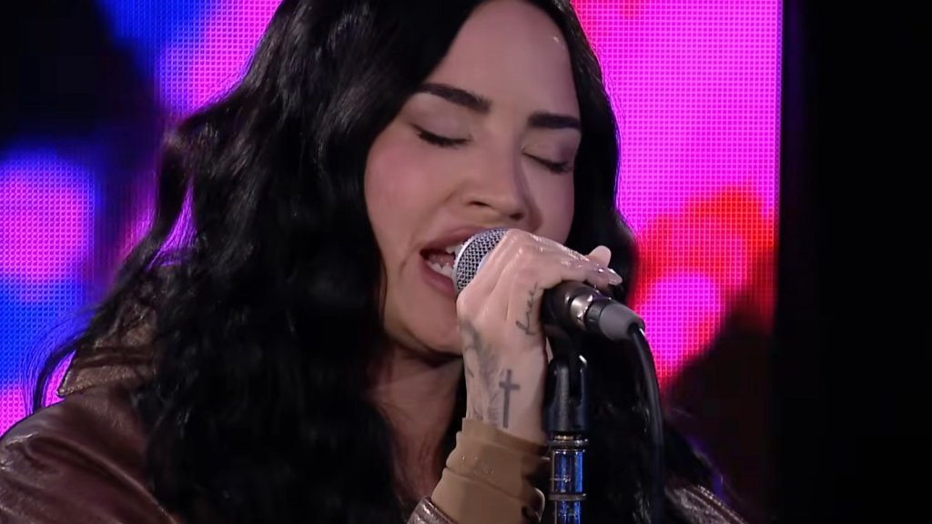 Demi Lovato chante des titres de Lady Gaga dans un mashup au BBC Live Lounge Demi Lovato chante des titres de Lady Gaga dans un mashup au BBC Live Lounge