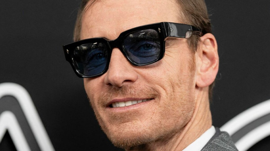 Netflix lance l’adaptation américaine de The Crown avec Michael Fassbender, deux ans après l’annonce