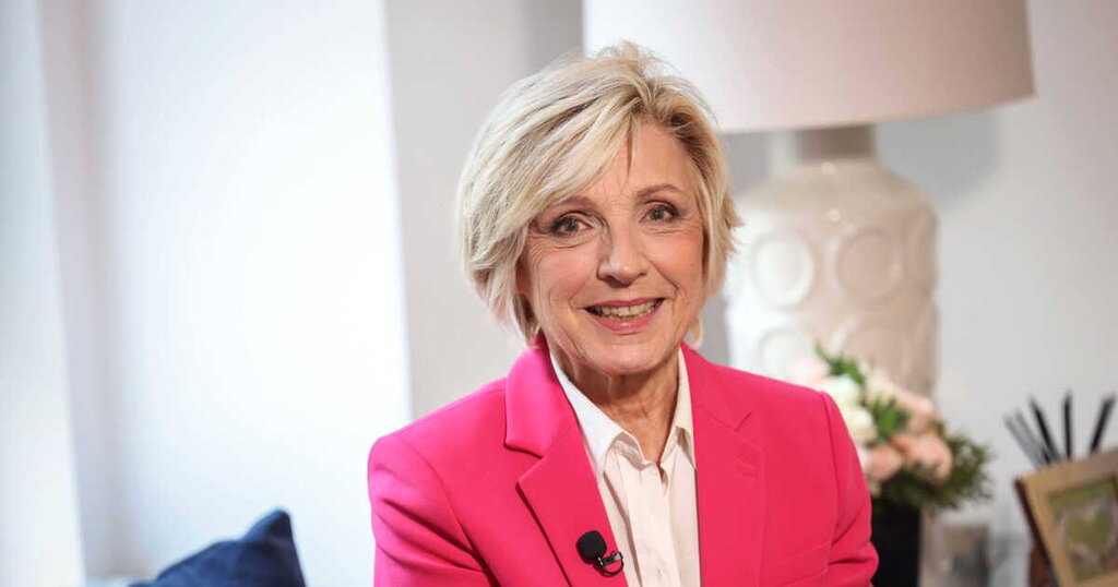 Evelyne Dhéliat face au cancer du sein : une épée de Damoclès au-dessus de sa tête Evelyne Dhéliat face au cancer du sein : une épée de Damoclès au-dessus de sa tête