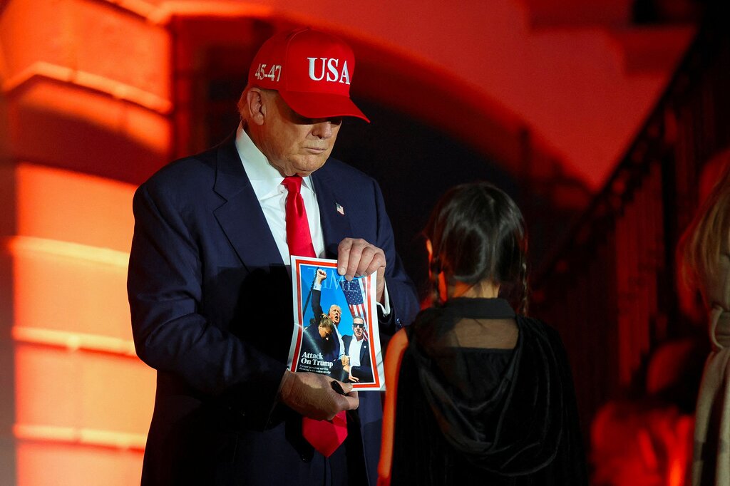 Pour Halloween, Donald Trump effraie les enfants avec ses photos, tandis que Melania distribue des bonbons