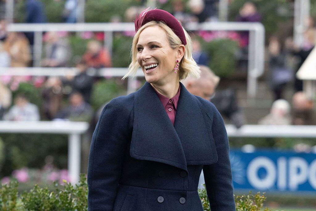 Zara Tindall en bordeaux et Camilla en bleu clair : les Windsor éblouissent par leur style à Ascot