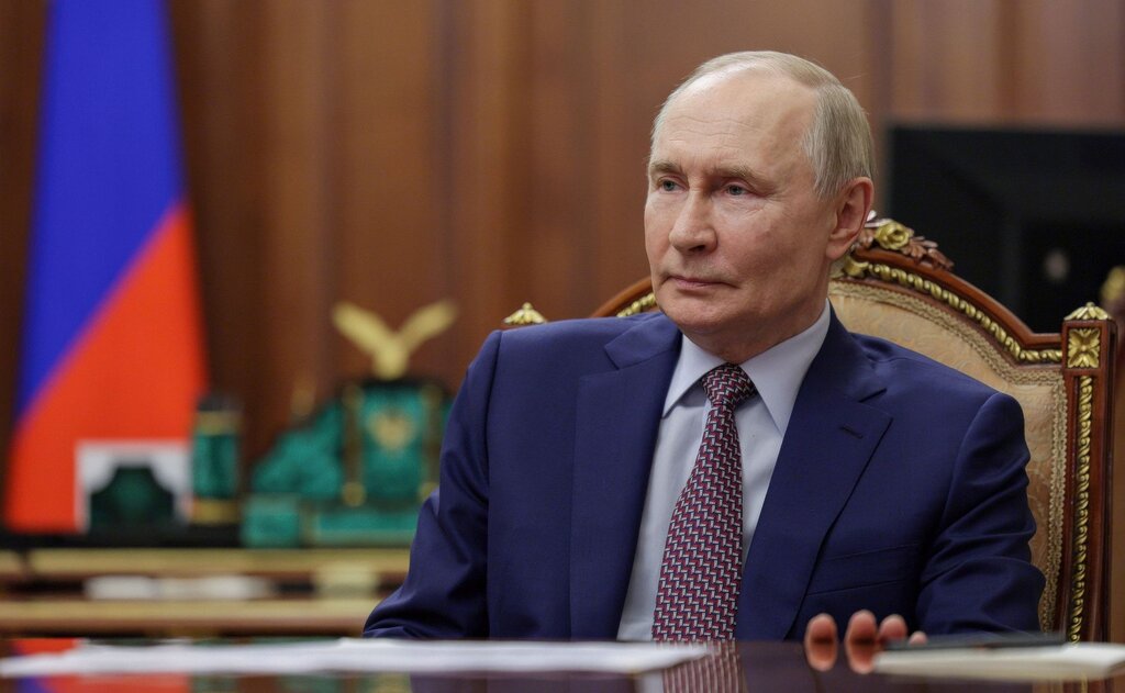 Trois jeunes sont détenus pour avoir scandé des slogans contre Poutine et le Kremlin dans la rue Trois jeunes sont détenus pour avoir scandé des slogans contre Poutine et le Kremlin dans la rue