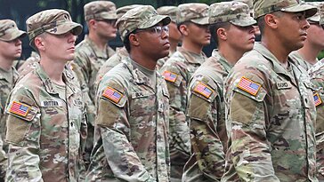 Un blocage budgétaire persistant, un mystérieux ami de Donald Trump finance les salaires militaires