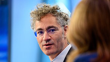 Alex Karp déclare que les groupes de gauche « Mamdani » et la droite « woke » menacent Palantir