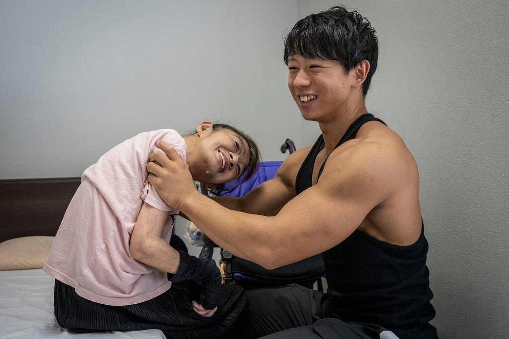 Au Japon, des culturistes travaillent comme aides-soignants dans le secteur de la santé