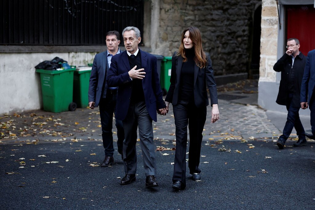 En prison, Nicolas Sarkozy reçoit de nombreuses lettres de soutien qui le touchent beaucoup
