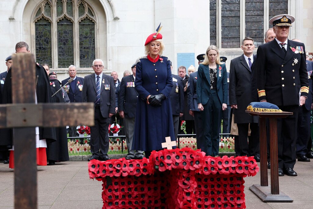 La reine Camilla lance les cérémonies du Jour du Souvenir dans une tenue adéquate