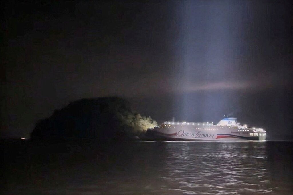 Un ferry percute un obstacle après que le pilote a été distrait par son téléphone Un ferry percute un obstacle après que le pilote a été distrait par son téléphone