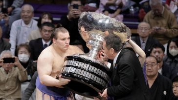 Danylo, réfugié ukrainien, triomphe au prestigieux tournoi de sumo au Japon grâce à un parcours exceptionnel
