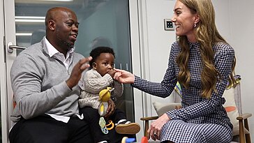 Kate Middleton s’épanouit parmi les enfants, entre petites voitures et poupées