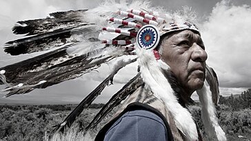 Un photographe amérindien a capturé des portraits impressionnants de membres de chaque tribu aux États-Unis
