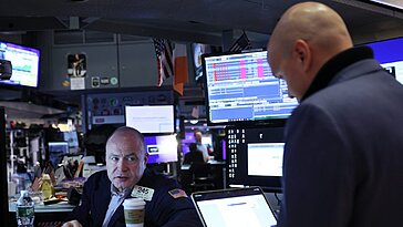 Wall Street s’inquiète des valorisations élevées tandis que Palantir subit une baisse
