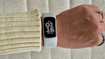 Fitbit Charge 6 : un traqueur de fitness économique, performant dans les fonctions clés